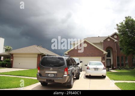 Amerikanische Vororte. Zufällige Straße in der Nachbarschaft an einem bewölkten Tag. Stockfoto