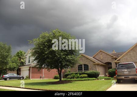 Amerikanische Vororte. Zufällige Straße in der Nachbarschaft an einem bewölkten Tag. Stockfoto