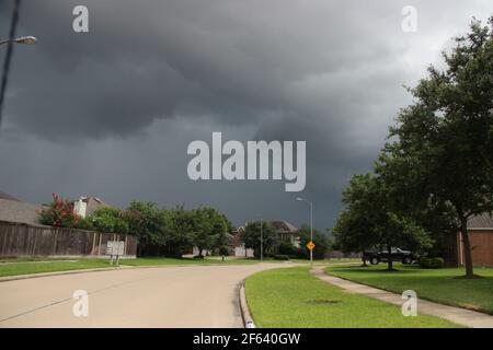 Amerikanische Vororte. Zufällige Straße in der Nachbarschaft an einem bewölkten Tag. Stockfoto