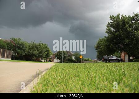 Amerikanische Vororte. Zufällige Straße in der Nachbarschaft an einem bewölkten Tag. Stockfoto