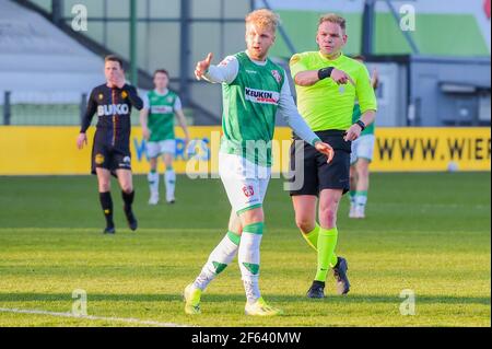 DORDRECHT, NIEDERLANDE - MÄRZ 29: Schiedsrichter Alex Bos beim Keuken Kampioen Competitie-Match zwischen FC Dordrecht und Telstar bei Riwal Hoogwerkers Stockfoto