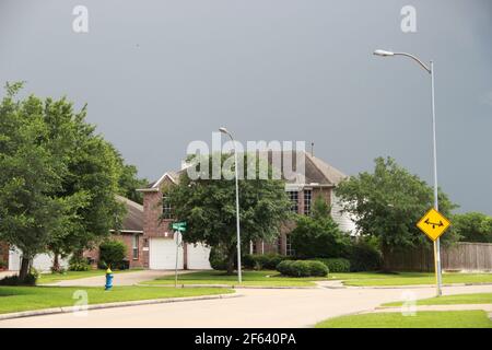 Amerikanische Vororte. Zufällige Straße in der Nachbarschaft an einem bewölkten Tag. Stockfoto