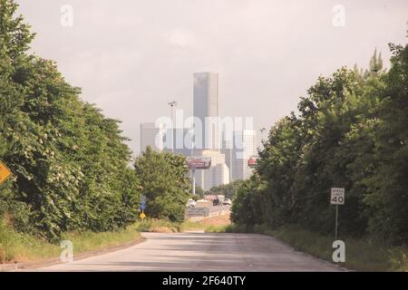 Houston Skyline von über der Autobahn in Richtung Downtown. Stockfoto