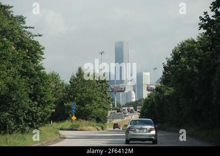 Houston Skyline von über der Autobahn in Richtung Downtown. Stockfoto