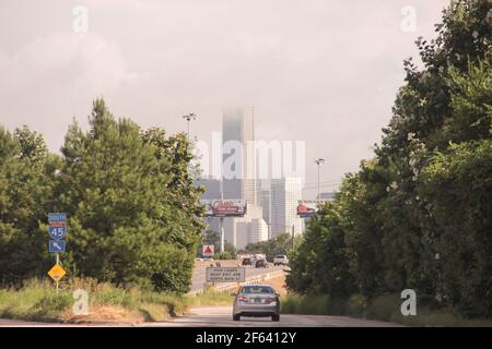 Houston Skyline von über der Autobahn in Richtung Downtown. Stockfoto