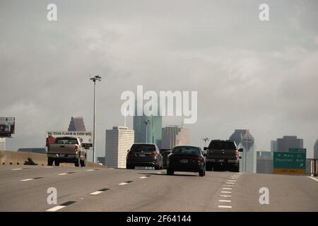 Houston Skyline von über der Autobahn in Richtung Downtown. Stockfoto