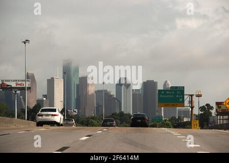 Houston Skyline von über der Autobahn in Richtung Downtown. Stockfoto