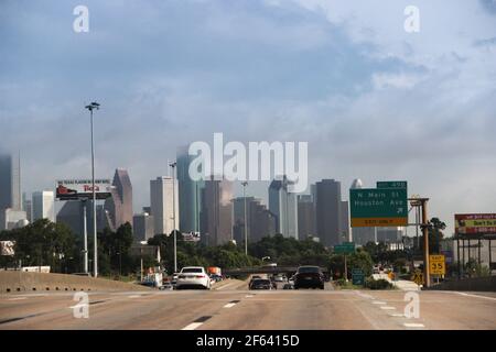 Houston Skyline von über der Autobahn in Richtung Downtown. Stockfoto