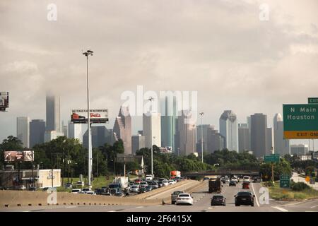 Houston Skyline von über der Autobahn in Richtung Downtown. Stockfoto