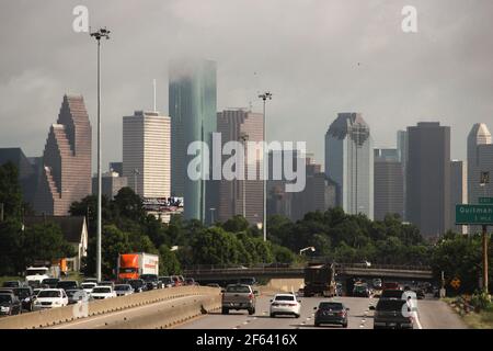 Houston Skyline von über der Autobahn in Richtung Downtown. Stockfoto