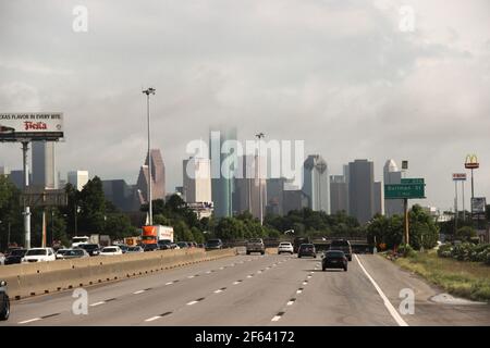 Houston Skyline von über der Autobahn in Richtung Downtown. Stockfoto