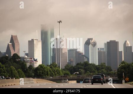 Houston Skyline von über der Autobahn in Richtung Downtown. Stockfoto