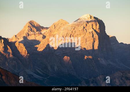 Abendansicht der Tofana-Gruppe oder Tofane-Gruppe oder des Tofano-Gebirges, Dolomiten-Alpen, Italien Stockfoto