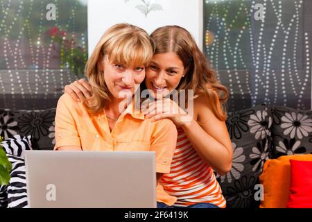Frau tut Outdoor Stretching mit ihrem persönlichen Trainer auf einem Toller Sommertag Stockfoto