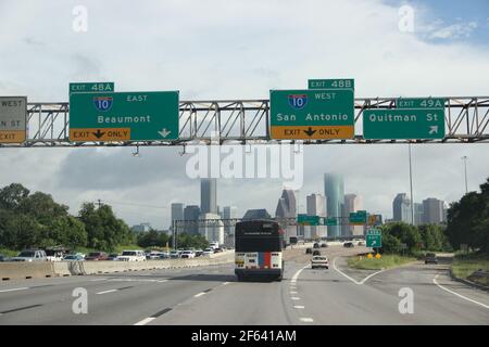 Houston Skyline von über der Autobahn in Richtung Downtown. Stockfoto