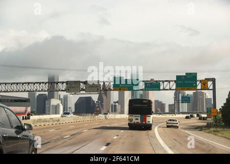 Houston Skyline von über der Autobahn in Richtung Downtown. Stockfoto