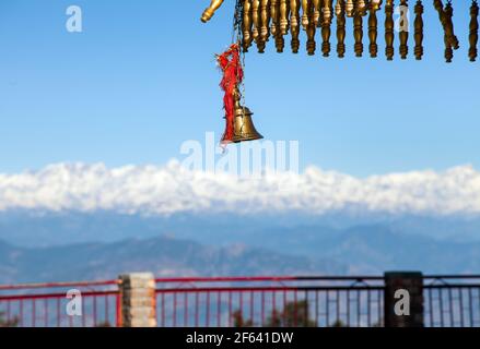 Bronzeglocke in Surkanda Devi Mandir Hindu Tempel, Mussoorie Straße, Uttarakhand, Indien Stockfoto