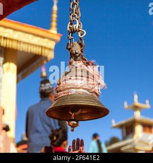 Bronzeglocke in Surkanda Devi Mandir Hindu Tempel, Mussoorie Straße, Uttarakhand, Indien Stockfoto