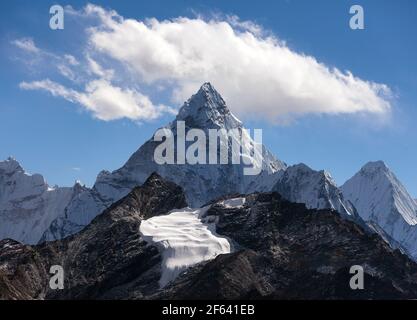 Mount Ama Dablam in Wolken, Weg zum Everest-Basislager, Khumbu-Tal, Sagarmatha-Nationalpark, Everest-Gebiet, nepalesischer himalaya, Nepal Stockfoto