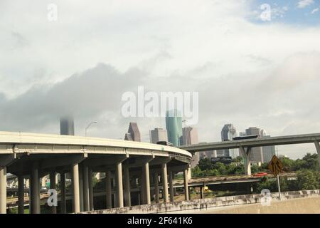 Houston Skyline von über der Autobahn in Richtung Downtown. Stockfoto