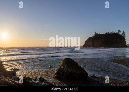 Sonnenuntergang entlang der zerklüfteten Küste von Washington am Ruby Beach im Olympic National Park. Stockfoto