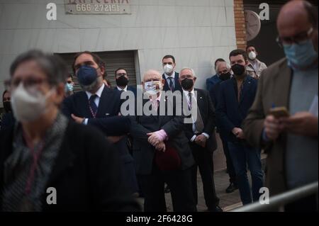 Malaga, Spanien. März 2021, 29th. Gläubige, die Gesichtsmasken tragen, sehen eine Figur des Cautivo christus außerhalb der Bruderschaft, als Teil der Karwoche Anbetung.Trotz der Aufhebung der Prozessionen für die Karwoche haben viele Bruderschaft beschlossen, Messen zu organisieren, Verehrung und Ausstellung Figuren von Christus und der Jungfrau in Kirchen oder Bruderschaften Gewährleistung aller Schutzmaßnahmen gegen Covid19 befolgt werden. (Foto von Jesus Merida/SOPA Images/Sipa USA) Quelle: SIPA USA/Alamy Live News Stockfoto