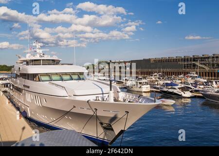 Festgemacht luxuriöse private Yacht im alten Hafen von Montreal Marina, Quebec, Kanada Stockfoto