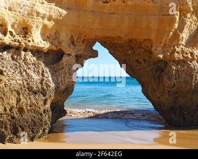 Tor in den Klippen am berühmten Strand Praia da Rocha an der Algarve Küste von Portugal Stockfoto