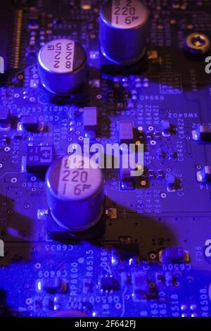 Blaue Details der Computerplatine Stockfoto