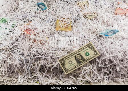 US-1-Dollar-Banknote mit Porträt von George Washington 1st Präsident der Vereinigten Staaten plus Euro, kanadische und britische Banknoten Stockfoto
