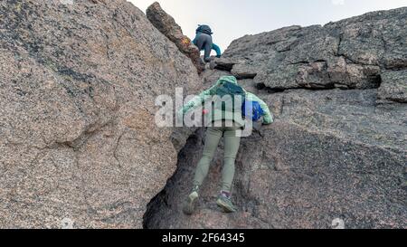 Klettern durch die Krux an der Spitze der Trog, Keyhole Route auf Longs Peak Colorado 14er Stockfoto