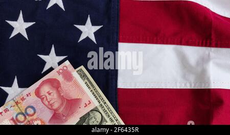 Winkende Tuch US-Flagge mit chinesischen Yuan und amerikanische Währung In der linken unteren Ecke für Trade war Concept Stockfoto