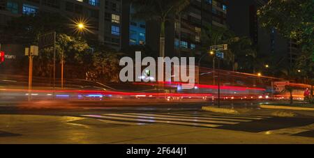Lima, Peru - März 29 2021: Neonlicht im Verkehr auf der Javier Prado Avenue. Nachtansicht, Langzeitbelichtung, Lima, Peru. Stockfoto