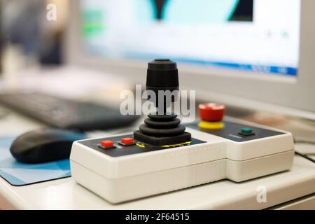 Manuelle Steuerung einer Koordinatenmessmaschine. Selektiver Fokus. Stockfoto