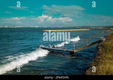 Schöner Pier auf einer Insel von Cartagena mit einer erstaunlichen Blaues Meer im Hintergrund Stockfoto