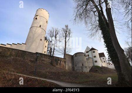 Mindelheim, Deutschland. März 2021, 25th. Die Mindelburg auf dem Georgenberg, erbaut im zwölften Jahrhundert. Die Burg Mindelburg soll künftig erstmals seit 1927 wieder für die breite Öffentlichkeit zugänglich sein. Quelle: Karl-Josef Hildenbrand/dpa/Alamy Live News Stockfoto