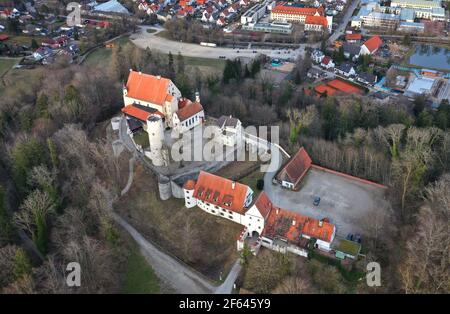 Mindelheim, Deutschland. März 2021, 25th. Die Mindelburg auf dem Georgenberg, erbaut im zwölften Jahrhundert (Luftaufnahme mit Drohne). In Zukunft soll die Burg Mindelburg erstmals seit 1927 wieder für die Öffentlichkeit zugänglich gemacht werden. Quelle: Karl-Josef Hildenbrand/dpa/Alamy Live News Stockfoto