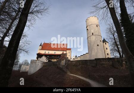 Mindelheim, Deutschland. März 2021, 25th. Die Mindelburg auf dem Georgenberg, erbaut im zwölften Jahrhundert. Die Burg Mindelburg soll künftig erstmals seit 1927 wieder für die breite Öffentlichkeit zugänglich sein. Quelle: Karl-Josef Hildenbrand/dpa/Alamy Live News Stockfoto