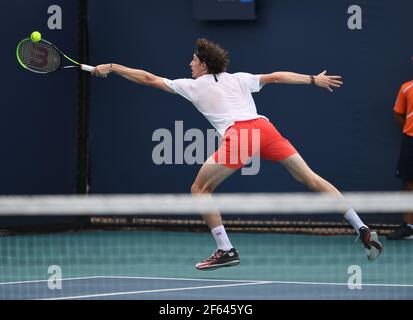 Miami Gardens, FL, USA. März 2021, 29th. Milos Raonic gegen Ugo Humbert bei den Open 2021Miami im Hard Rock Stadium am 29. März 2021 in Miami Gardens, Florida. Kredit: Mpi04/Media Punch/Alamy Live Nachrichten Stockfoto