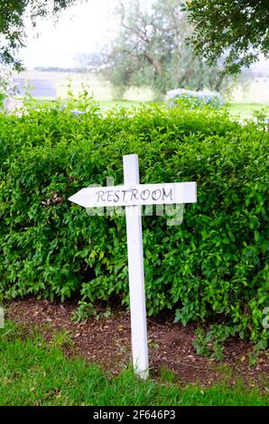 Schild zeigt auf Toilette Stockfoto