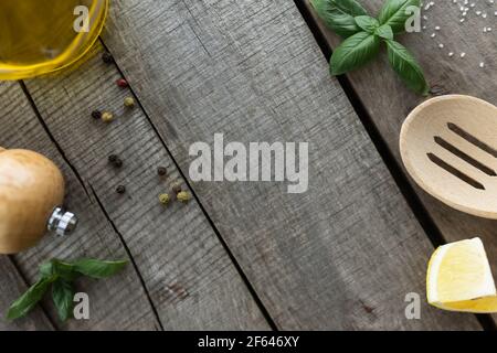 Konzeptionelle flache Lay. Verschiedene Gewürze, Kochen hausgemachte Sauce, Mayonnnasie, Knoblauchsauce, Würzen auf Holzhintergrund. Hochwertige Fotos Stockfoto