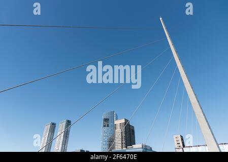 Detail von Puente de la Mujer, eine moderne touristische Fußgängerbrücke in Puerto Madero, einem exklusiven Viertel in Buenos Aires, Argentinien. Stockfoto