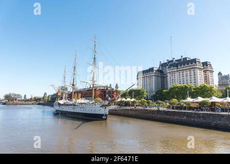 Puerto Madero, ein exklusives touristisches Viertel in Buenos Aires Argentinien. Blick auf den südlichen Dock, wo die Fragata ARA Presidente Sarmiento mu Stockfoto