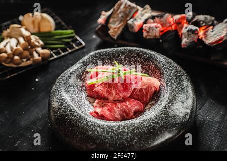 Wagyu Kiriotoshi. Dünne Scheiben japanisches Wagyu-Rind, fertig zum braten Stockfoto