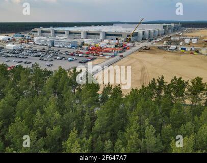 26. März 2021, Brandenburg, Grünheide: Die Baustelle des Tesla Gigafactory östlich von Berlin (Luftaufnahme mit Drohne). Maximal 500.000 Fahrzeuge pro Jahr sollen ab Juli 2021 im Werk von der Produktionslinie Rollen - wobei der Automobilhersteller so schnell wie möglich das Maximum erreichen will. Der US-amerikanische Elektroauto-Hersteller erwartet vorerst, in seinem geplanten ersten Werk in Europa bis zu 10.500 Mitarbeiter im Schichtbetrieb beschäftigen zu können. Foto: Patrick Pleul/dpa-Zentralbild/ZB Stockfoto