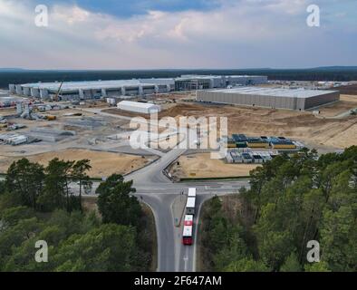 26. März 2021, Brandenburg, Grünheide: Die Baustelle des Tesla Gigafactory östlich von Berlin (Luftaufnahme mit Drohne). Maximal 500.000 Fahrzeuge pro Jahr sollen ab Juli 2021 im Werk von der Produktionslinie Rollen - wobei der Automobilhersteller so schnell wie möglich das Maximum erreichen will. Der US-amerikanische Elektroauto-Hersteller erwartet vorerst, in seinem geplanten ersten Werk in Europa bis zu 10.500 Mitarbeiter im Schichtbetrieb beschäftigen zu können. Foto: Patrick Pleul/dpa-Zentralbild/ZB Stockfoto
