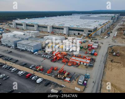 26. März 2021, Brandenburg, Grünheide: Die Baustelle des Tesla Gigafactory östlich von Berlin (Luftaufnahme mit Drohne). Maximal 500.000 Fahrzeuge pro Jahr sollen ab Juli 2021 im Werk von der Produktionslinie Rollen - wobei der Automobilhersteller so schnell wie möglich das Maximum erreichen will. Der US-amerikanische Elektroauto-Hersteller erwartet vorerst, in seinem geplanten ersten Werk in Europa bis zu 10.500 Mitarbeiter im Schichtbetrieb beschäftigen zu können. Foto: Patrick Pleul/dpa-Zentralbild/ZB Stockfoto