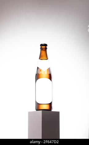 Brown Beer Bottle Mock-up - isoliert unbeschriftet auf dem Podium Stockfoto