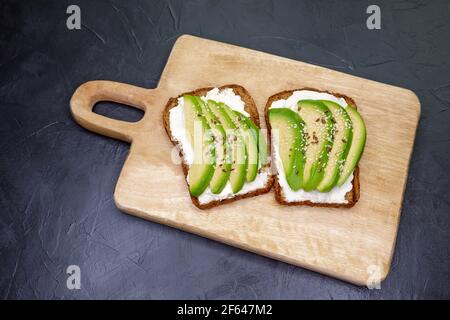 Cerealien Brot Toast ist auf dem Tisch. Sandwiches mit Weichkäse. Stockfoto