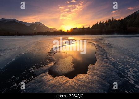 Die Vermilion Lakes sind eine Reihe von Seen, die sich unmittelbar westlich von Banff, Alberta, in den kanadischen Rocky Mountains befinden. Stockfoto